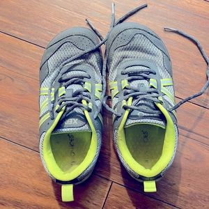 Sz 4 Youth Prio Xero Shoes -EUC